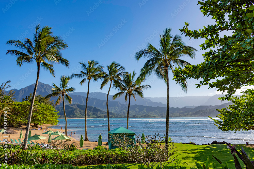 Obraz premium Beach at a resort at Hanalei Bay and the Na Pali coast Princeville Kauai Hawaii USA
