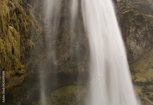 Schmaler Weg hinter dem Seljalandsfoss Wasserfall