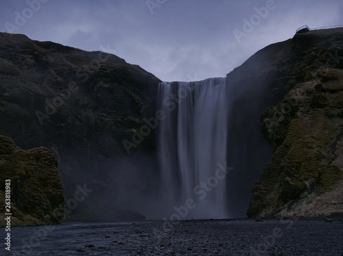 Der Skogafoss Wasserfall in Island bei Dämmerung