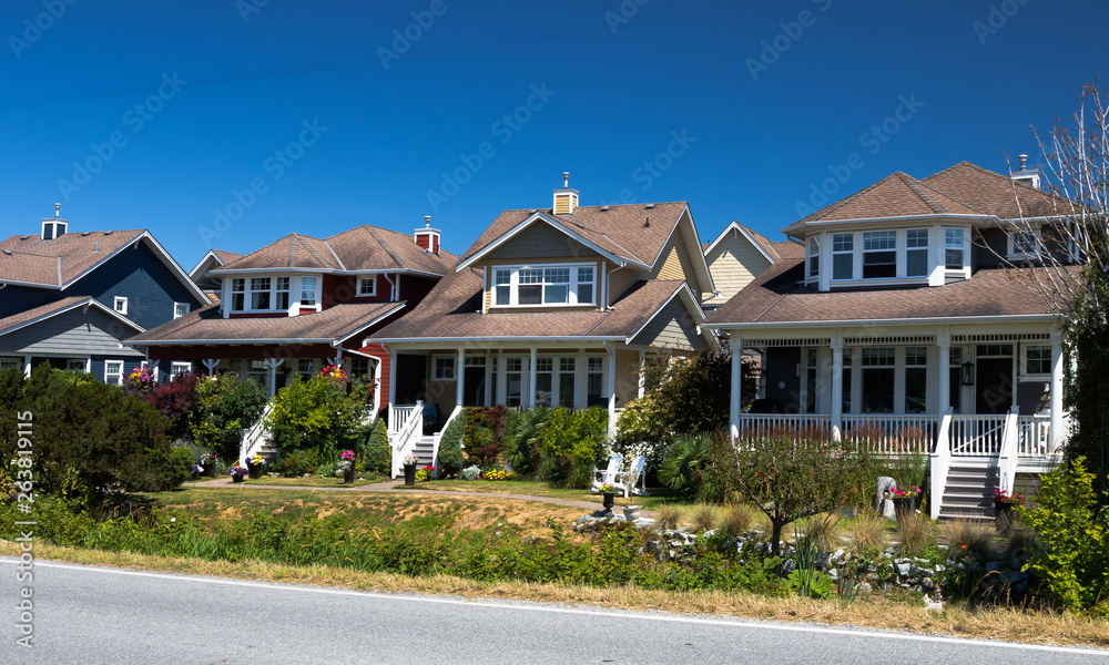 Obraz premium Riverside street in Richmond City, private houses with sundecks, trees and garden