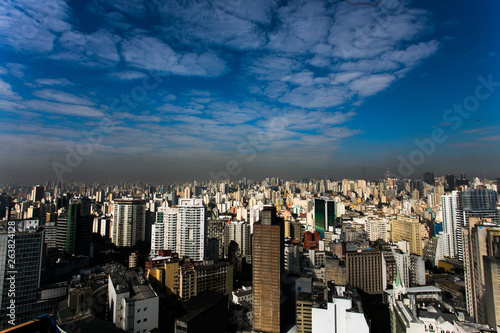 Faixa de poluição no horizonte de São Paulo