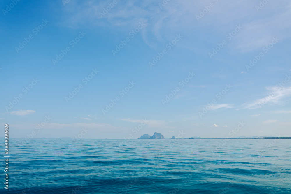 Obraz premium Blue sea And the island 