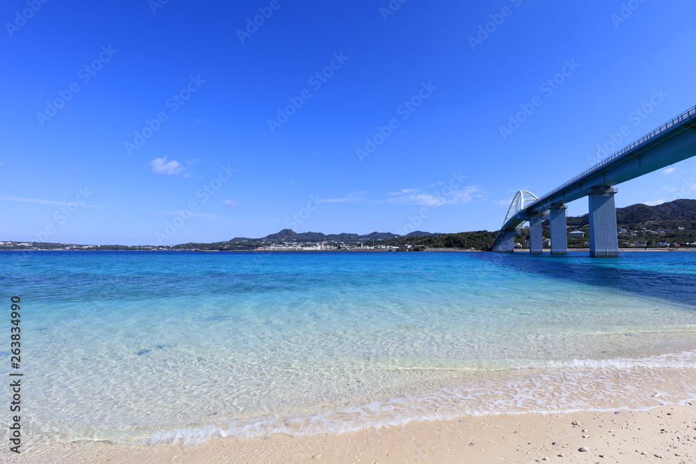 沖縄の青い海と橋