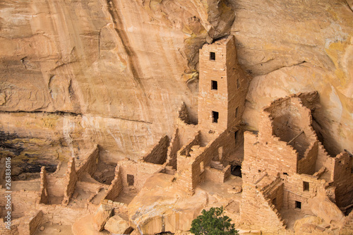 Fotografie Ruins of an ancestral Puebloan cliff dwelling at Mesa Verde National Park
