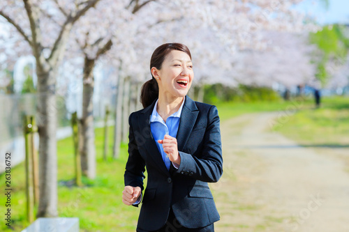 桜・ビジネスウーマン