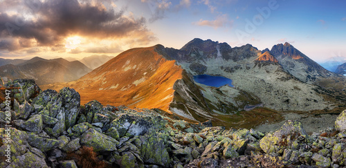 Fototapeta Naklejka Na Ścianę i Meble -  Beautiful dramatic sunset in the mountains. Landscape with sun, Slovakia Tatras panorama
