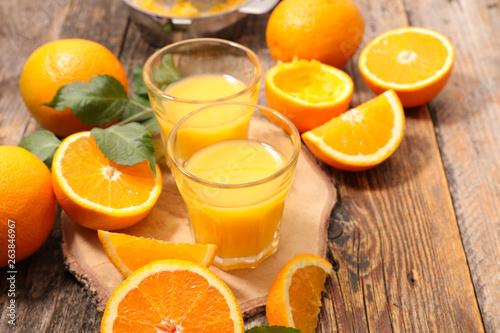 Foto orange juice and leaf