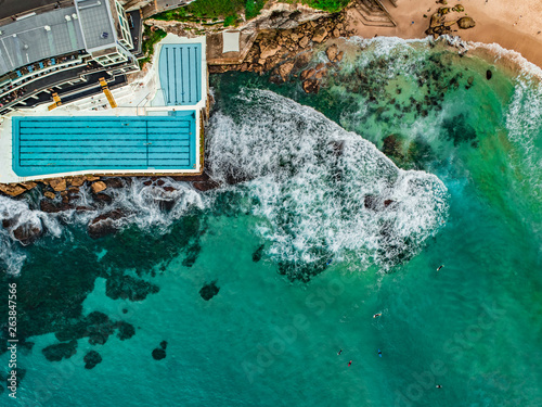 Fotografía Aerial Drone shot of Waves crashing on to Bondi Icebergs Rockpool