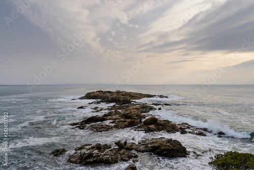 Oleaje y fuerte marejada en unas rocas de la Costa Brava, Alt Empordà, Cataluña, España