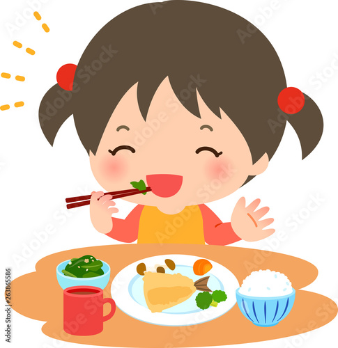 家庭で楽しそうに食事する女の子