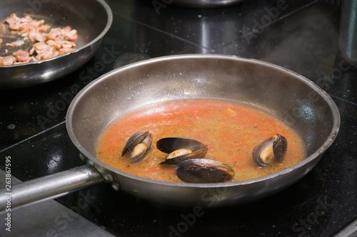 cooking mussels in tomato sauce