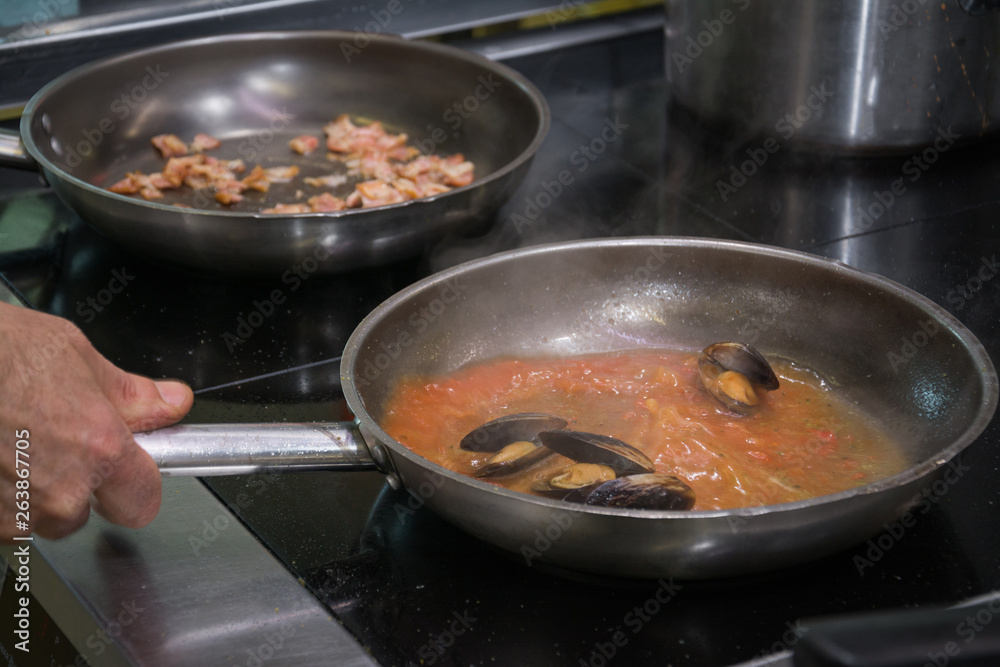 cooking mussels in tomato sauce