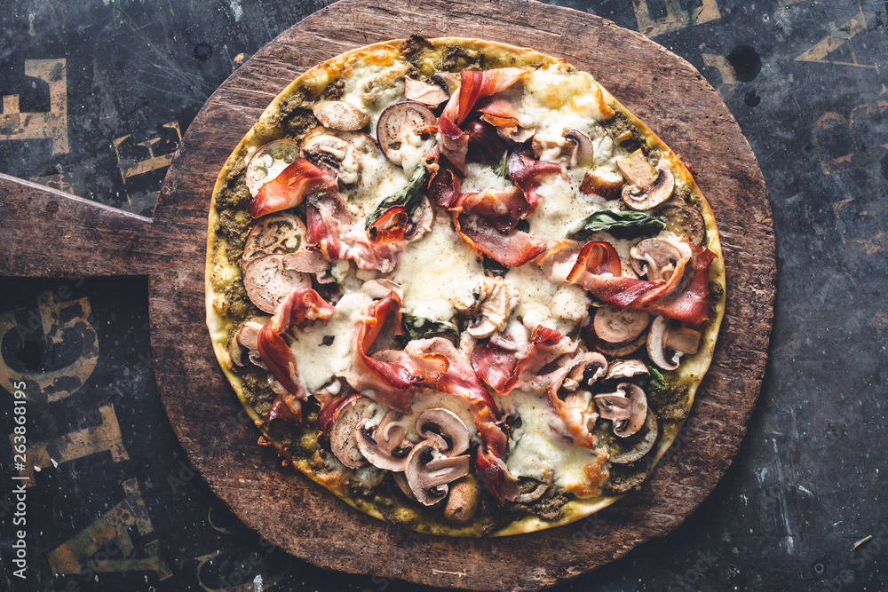 Pizza Pesto, Jambon, Aubergine, Fromage et Champignon Stock Photo