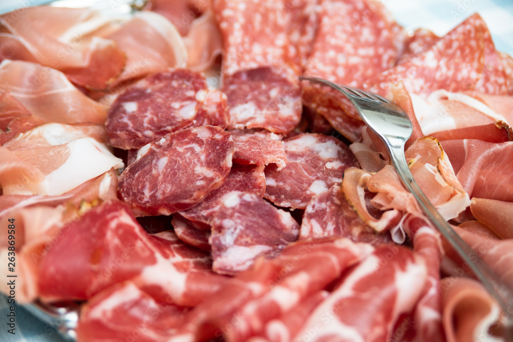 Vassoio di salumi freschi affettati Stock Photo | Adobe Stock