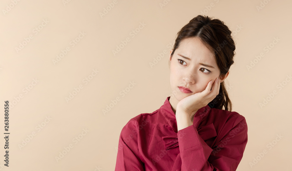 落ち込む女性 落ち込む女性