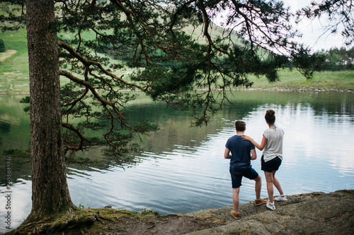 Cuadro en lienzo Couple enjoying the scenery in front of a lake