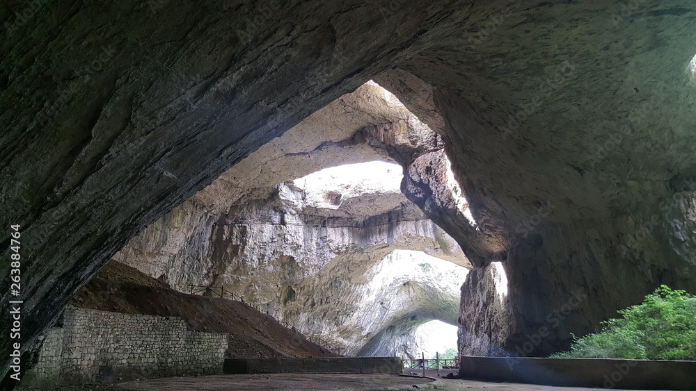 Mauerreste in Bulgariens Devetashka Höhle