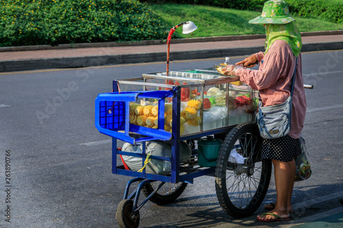 Canvas Print Streetfood Straßenverkäufer mit Obst in Bangkok Thailand