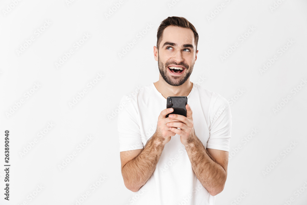 Naklejka premium Handsome cheerful man wearing blank t-shirt