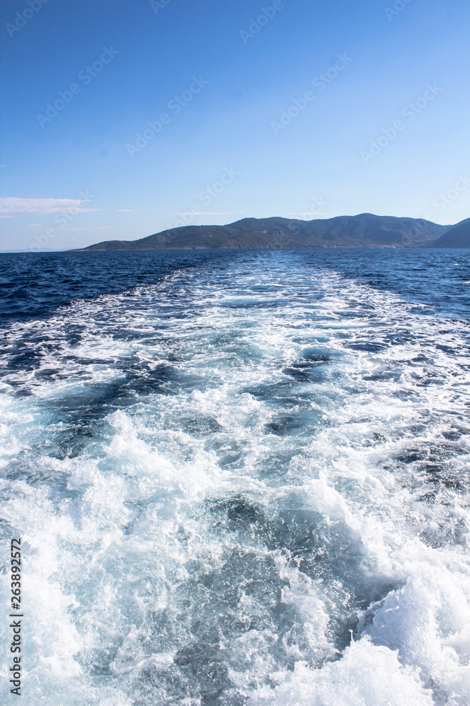 Obraz premium Island on a sea and foam wave
