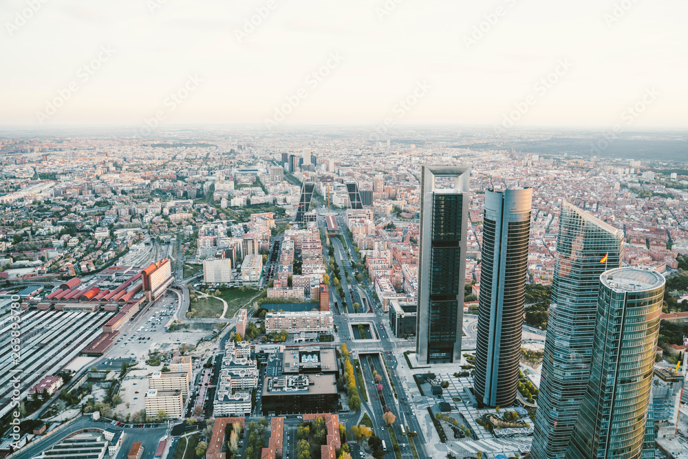 Obraz premium Cityscape skyline view of Madrid