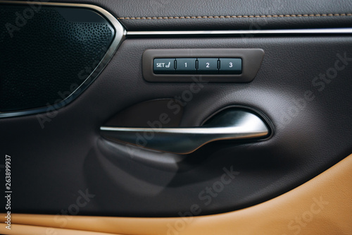 Car seats regulation control panel with memory mode and door handle © Moose