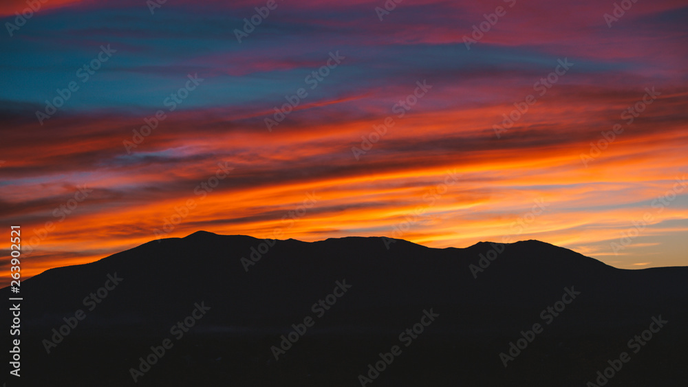 Fototapeta premium Mountain Sunset Silhouette