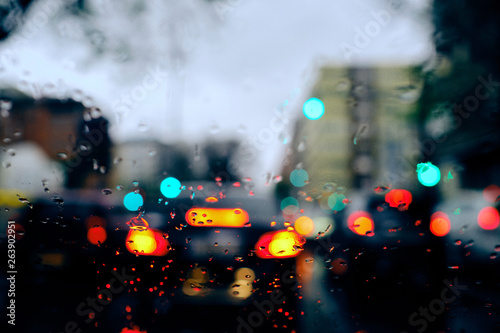 lluvia a través de la ventana del coche en movimiento por una carretera