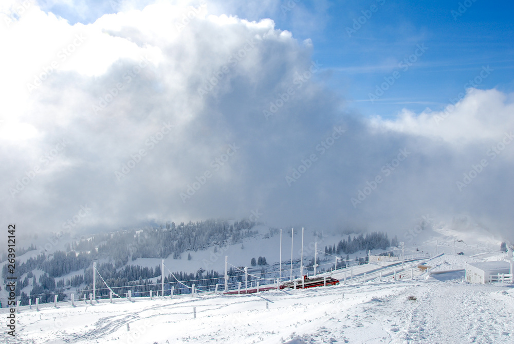 秋の雪の後のリギ山頂　リギ鉄道リギ・クルム駅（スイス・ルツェルン州／シュヴィーツ州）