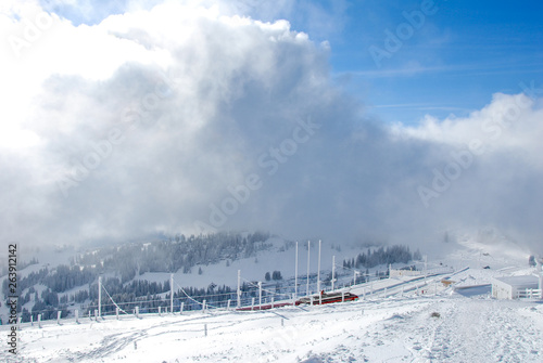 秋の雪の後のリギ山頂 リギ鉄道リギ・クルム駅（スイス・ルツェルン州／シュヴィーツ州）