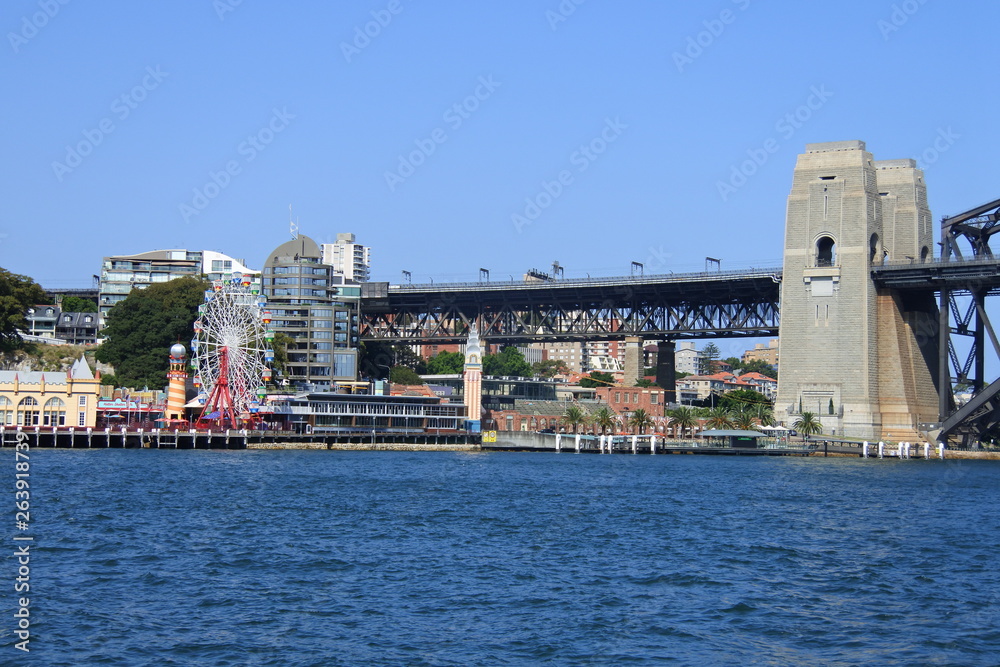 Freizeitpark und Brücke im Hafen von Sydney in Australien