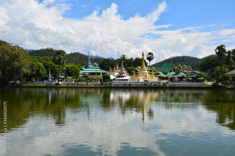 Fototapeta premium Temples Mae Hong Son Thaïlande