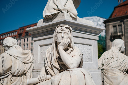 Fotografía Portrait of a thinking philosopher sculpture at the Schiller Monument at Gendarm
