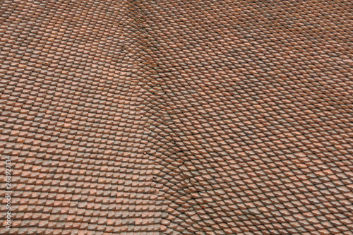 tuiles de terre cuite sur un toit