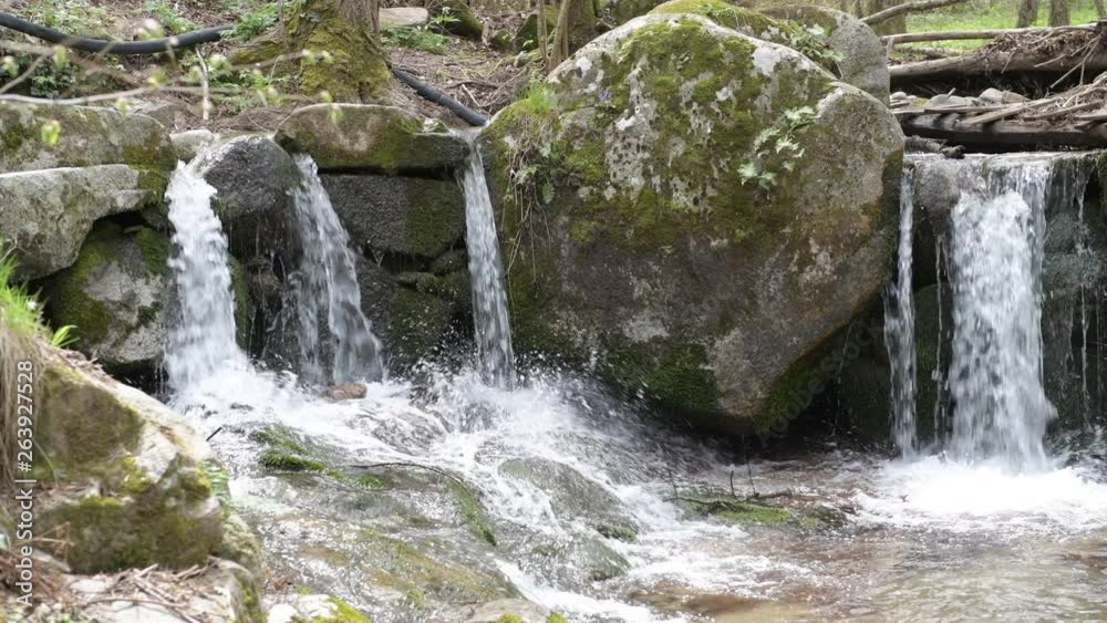 Torrente de montaña cayendo