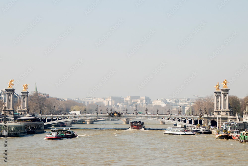 Live on and arrond river Seine