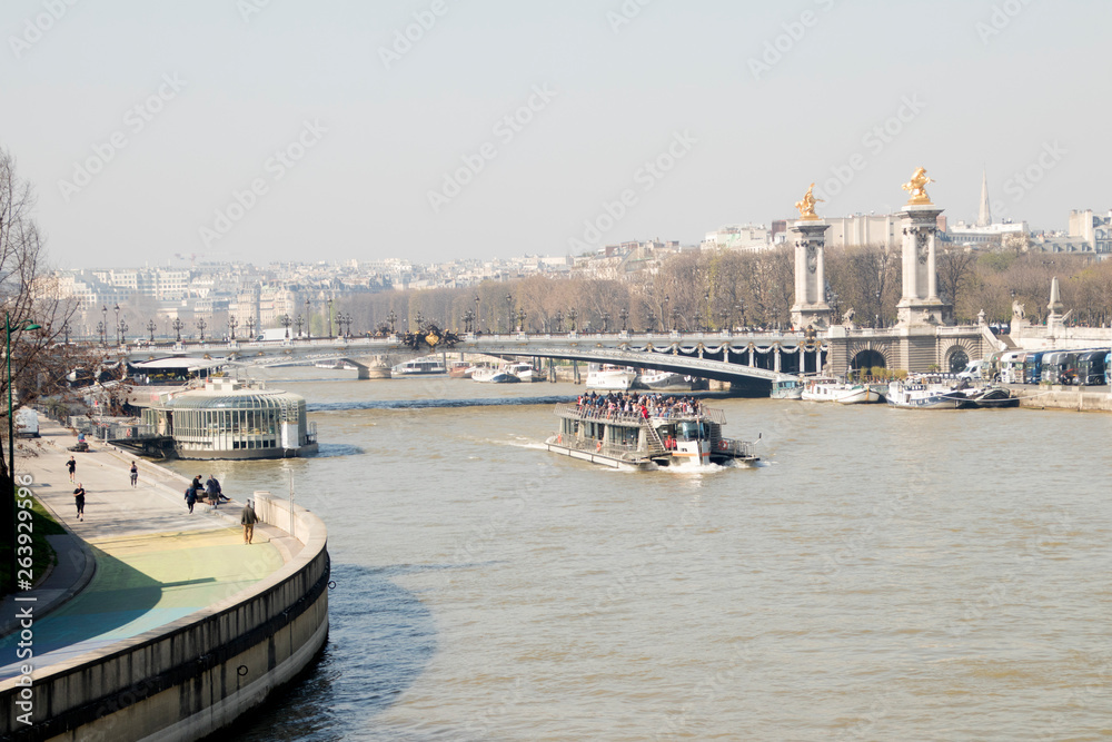 Live on and arrond river Seine