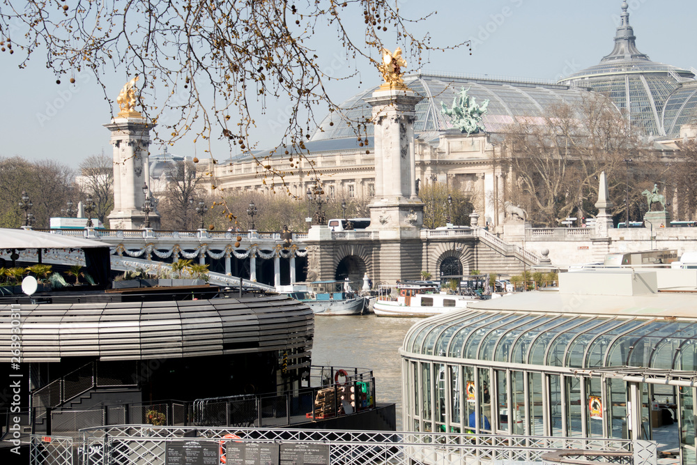 Live on and arrond river Seine