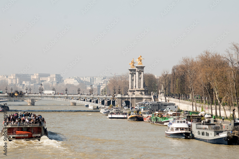 Live on and arrond river Seine