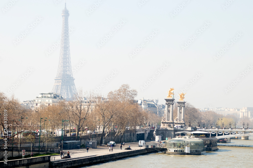 Live on and arrond river Seine