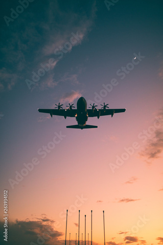 Silhouette di un aereo al tramonto 
