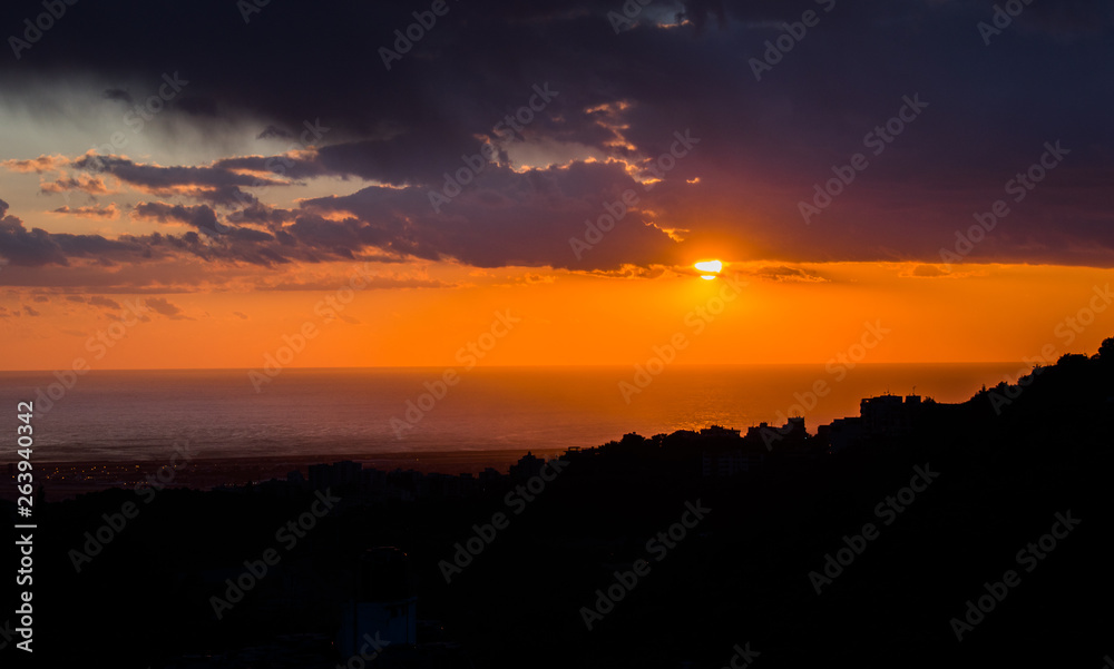 Obraz premium This is a capture of a sunset in Beirut and you can see the orange color formed by the sun and the beautiful horizon
