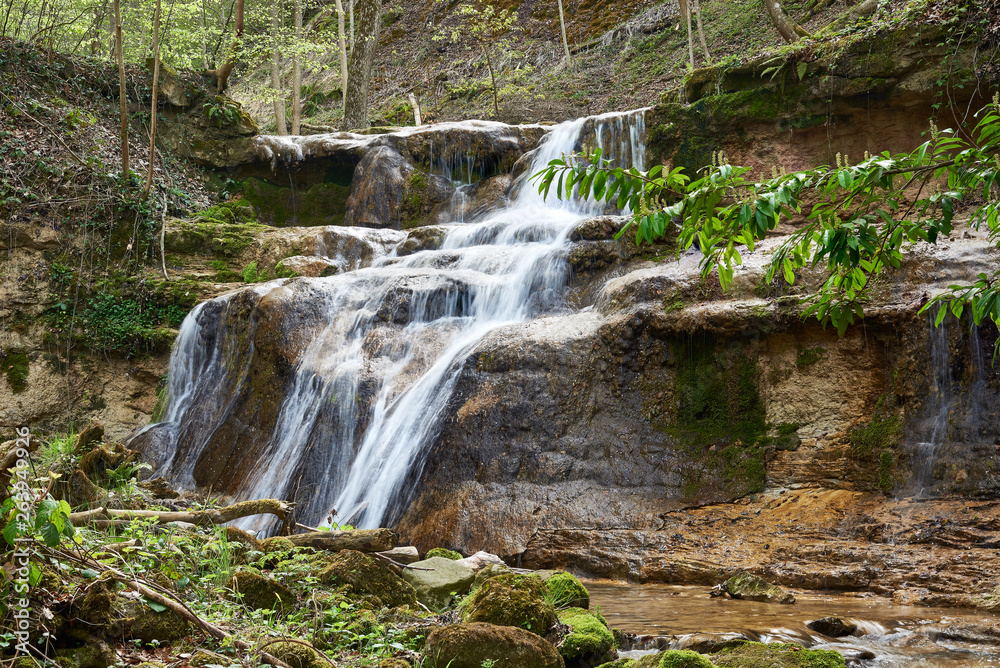 Dorfbach mit Wasserfall im Erlenbacher Tobel, verwischtes Wasser, Stufen, Aeste, Steine, Moos, grüne Blätter Dorfbach mit Wasserfall im Erlenbacher Tobel, verwischtes Wasser, Stufen, Aeste, Steine, Moos, grüne Blätter
