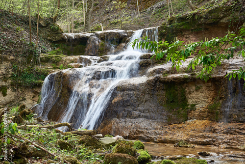 Dorfbach mit Wasserfall im Erlenbacher Tobel  verwischtes Wasser  Stufen  Aeste  Steine  Moos  gr  ne Bl  tter
