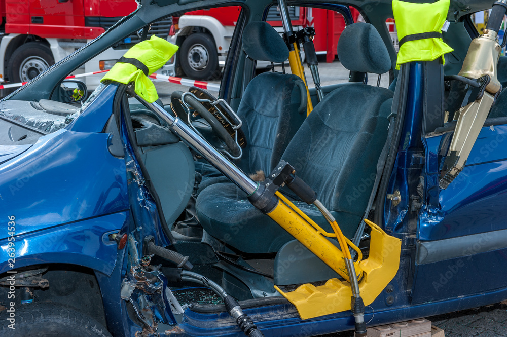 Rettung-Zylinder bei einem Rettungseinsatz Rettung-Zylinder bei einem Rettungseinsatz