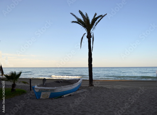 Playa  barca y puesta de sol en la playa