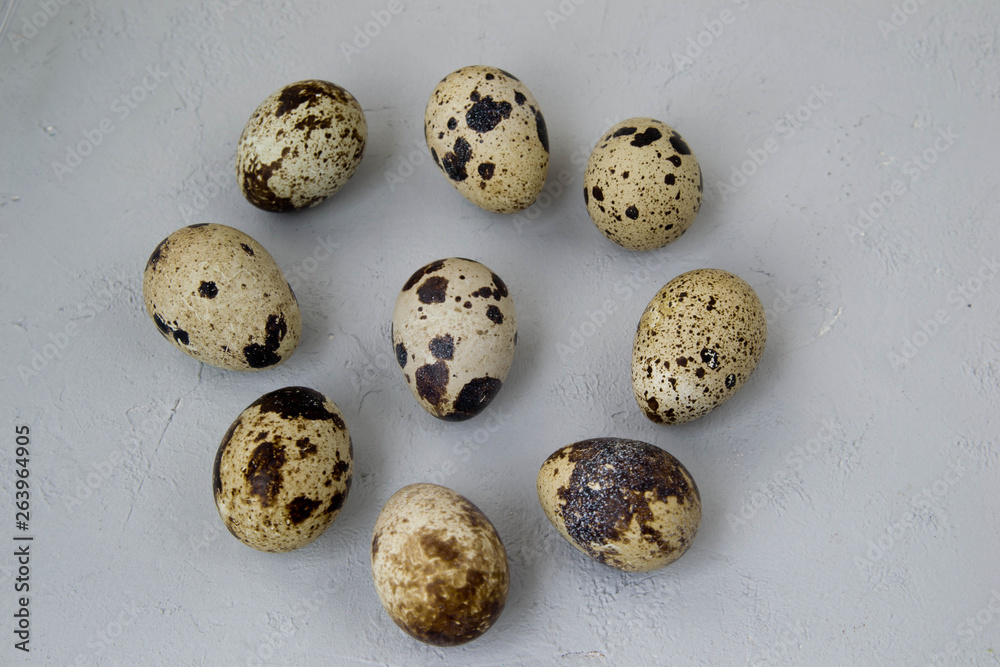 Obraz premium Eggs on a gray background. Easter. Congratulatory Easter background.