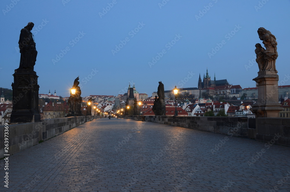 Fototapeta premium Charles Bridge in Prague before sunrise