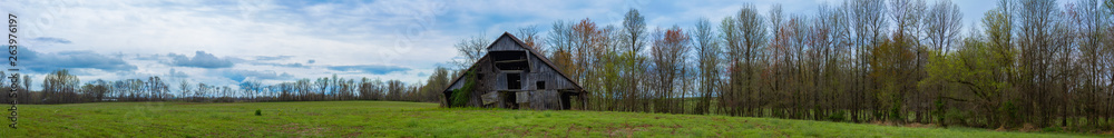 Obraz premium Panorama of an Old Abandoned Barn