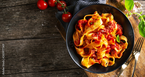 Φωτογραφία Tasty italian pizza with tomato sauce and parmesan